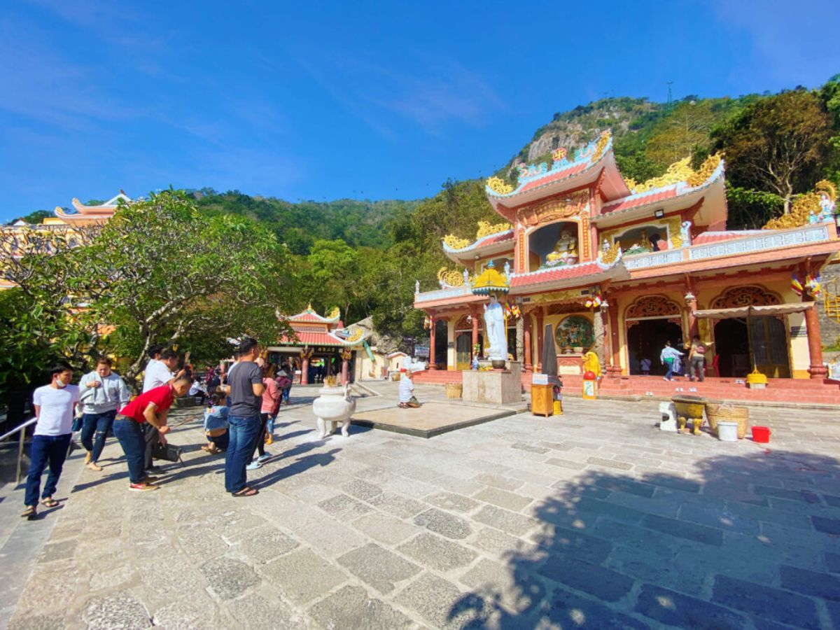 Đi chùa đầu năm với tâm trí an nhiên, không nên cầu xin quá nhiều.