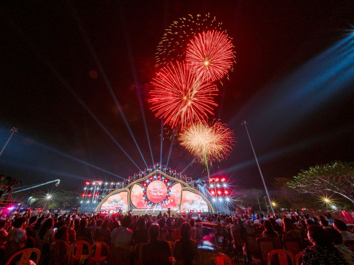 Xem chương trình bắn pháo hoa trên núi Bà Đen với tầm nhìn rộng, thoáng ngắm toàn cảnh. 