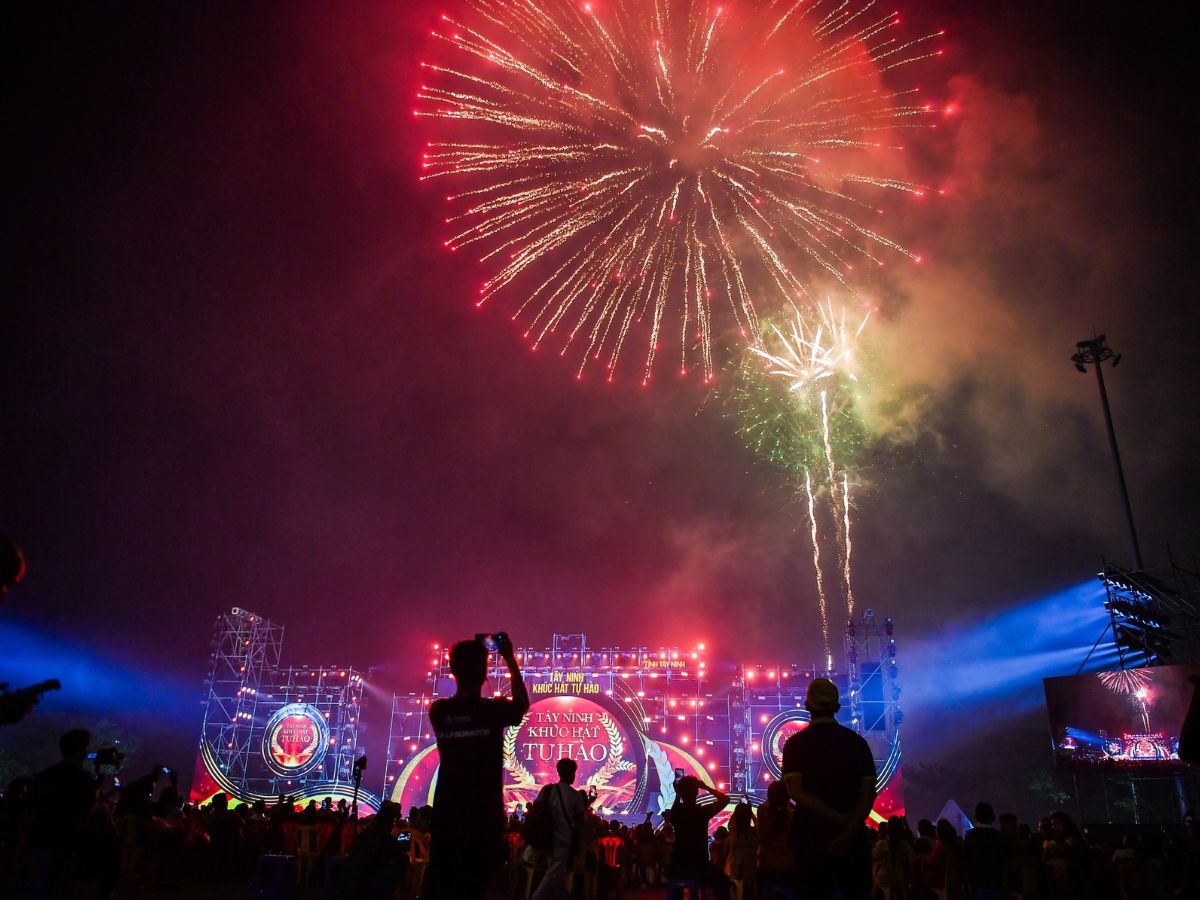 Du khách xem pháo hoa Giao thừa cần tuân thủ hướng dẫn của lực lượng chức năng để đảm bảo an toàn.