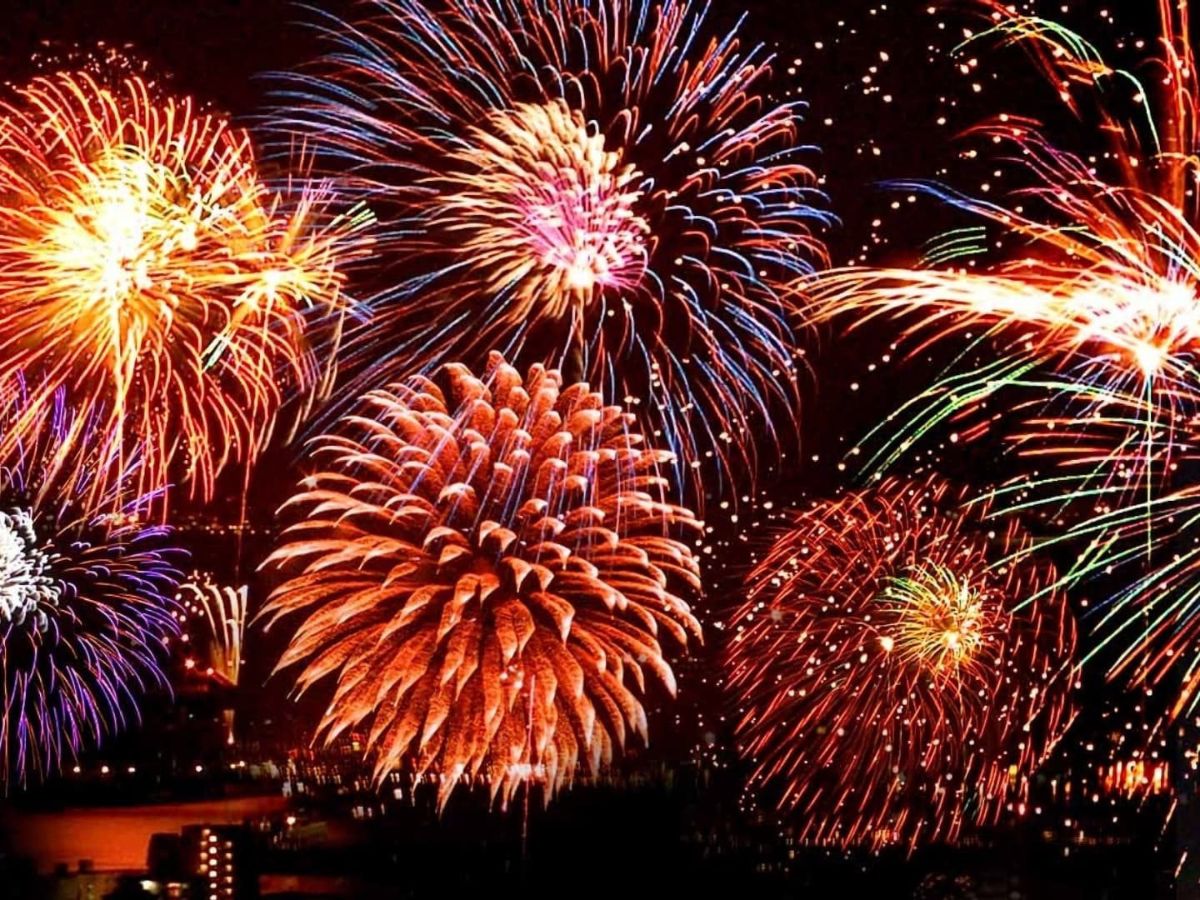 Bắn pháo hoa là hoạt động giải trí chào mừng năm mới đêm giao thừa.