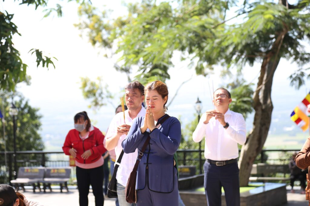 Du khách nên chuẩn bị tư trang gọn nhẹ để thuận tiện khi hành hương, cầu may đầu năm tại Núi Bà Đen