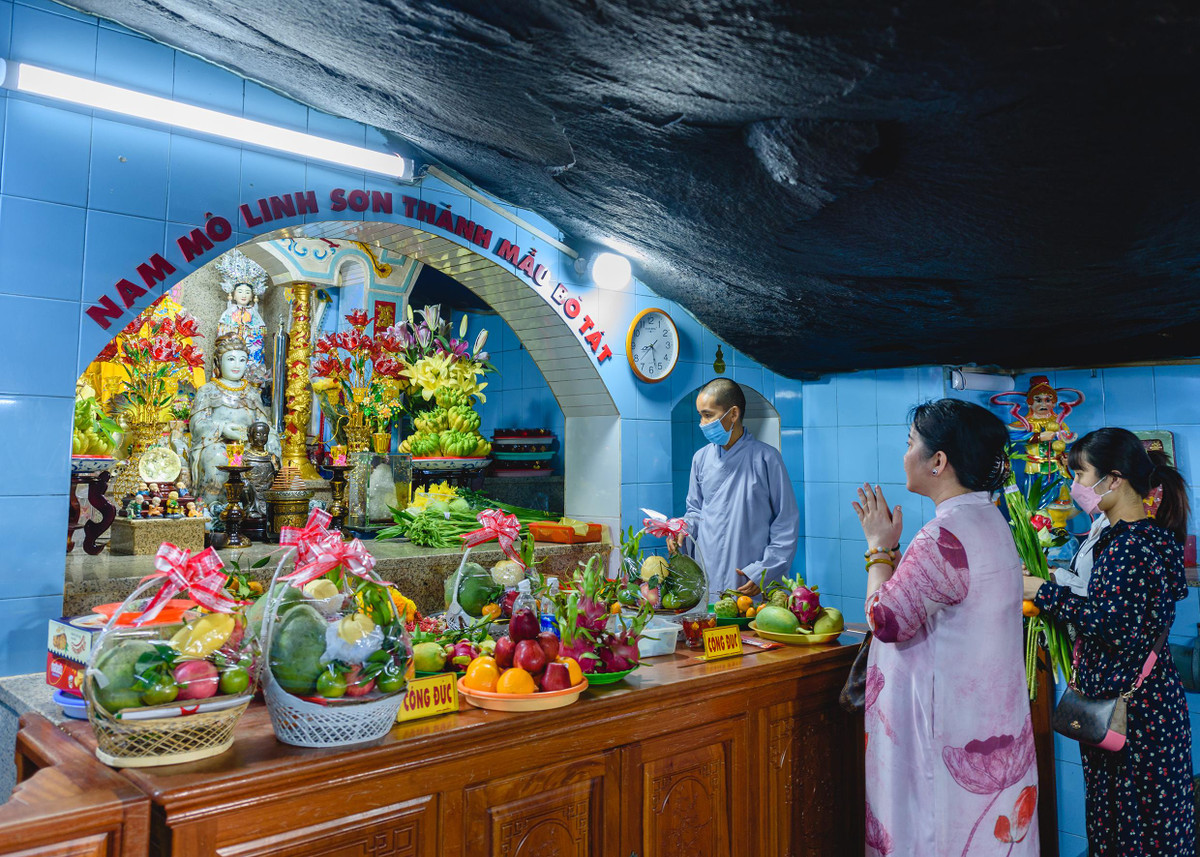 Du khách cầu may trước tượng ngọc Linh Sơn Thánh Mẫu