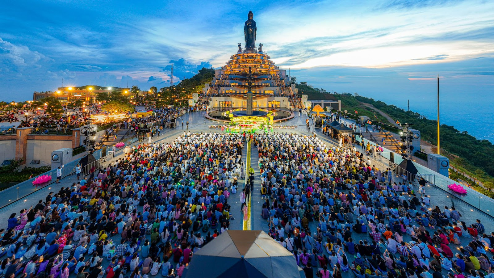 Đông đảo du khách tới chiêm bái tại núi Bà Đen