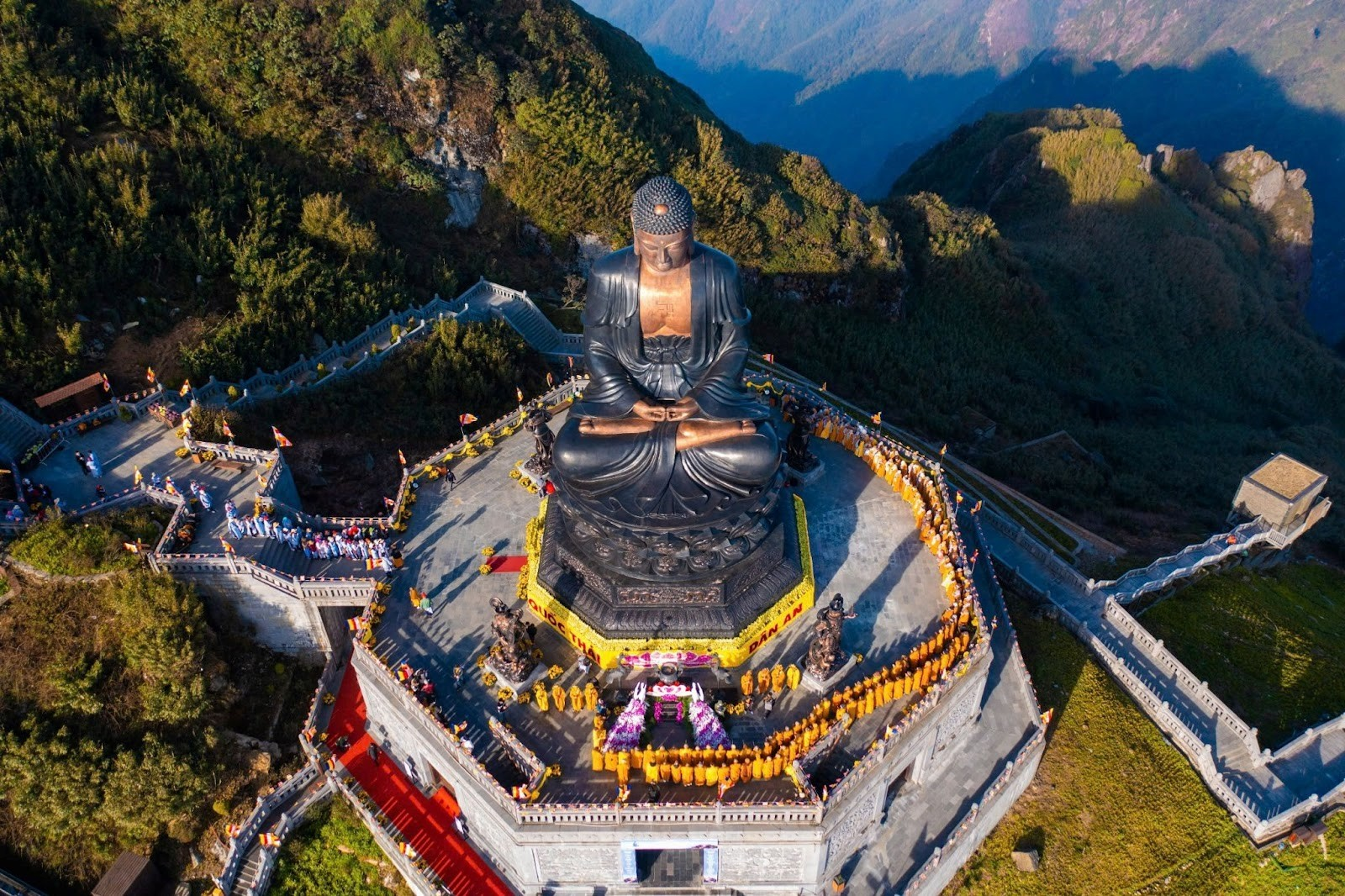 Đại tượng Phật A Di Đà lớn nhất Đông Nam Á trên đỉnh Fansipan.