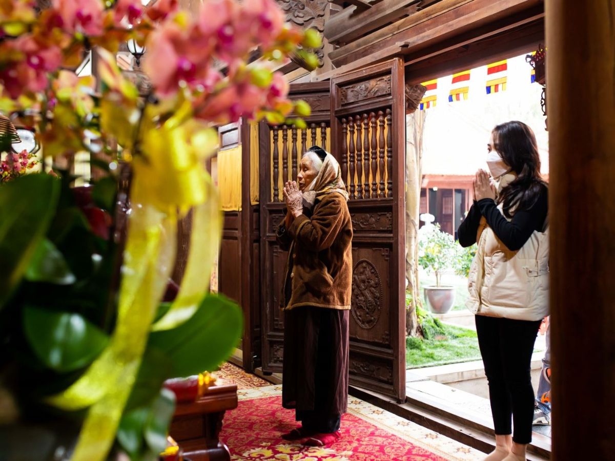 Những ngày đầu xuân nhiều người tìm về cửa Phật để khởi đầu an lành. (Nguồn: Sưu tầm)