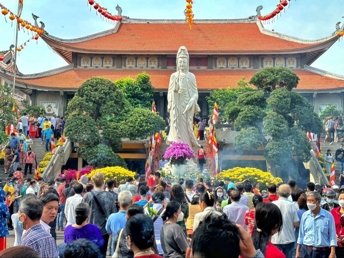 Đi chùa là tìm sự bình an, không chỉ là nghi lễ. (Nguồn: Sưu tầm)