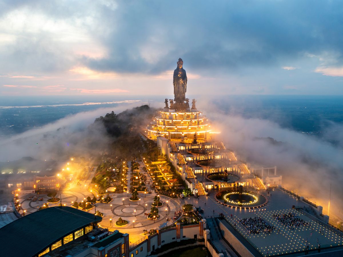 Núi Bà Đen là điểm hội tụ cảnh quan hùng vĩ và đời sống tâm linh Nam Bộ.