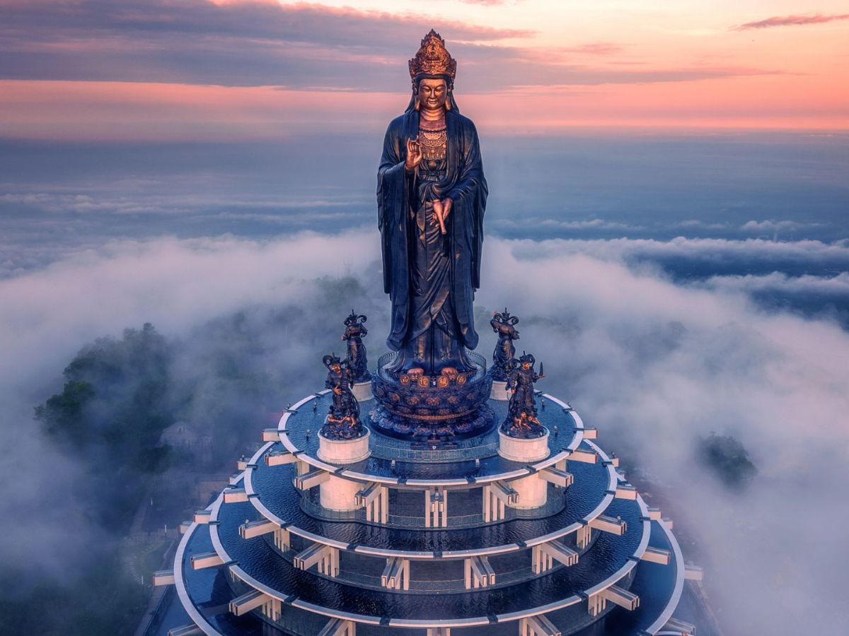 Không gian chùa chiền mang đến sự thanh tịnh và an yên nội tâm.