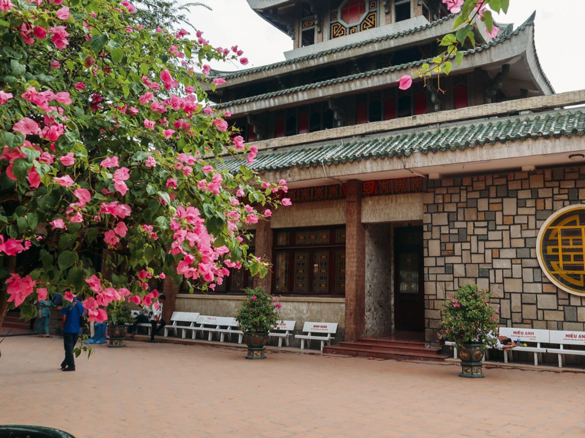 Không gian thiền môn thay đổi theo từng khung giờ trong ngày.