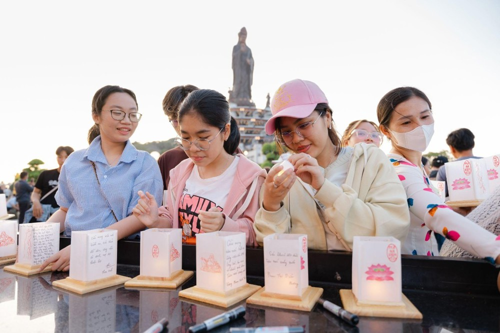 Các bạn trẻ tham gia lễ dâng đăng trên đỉnh núi Bà Đen 