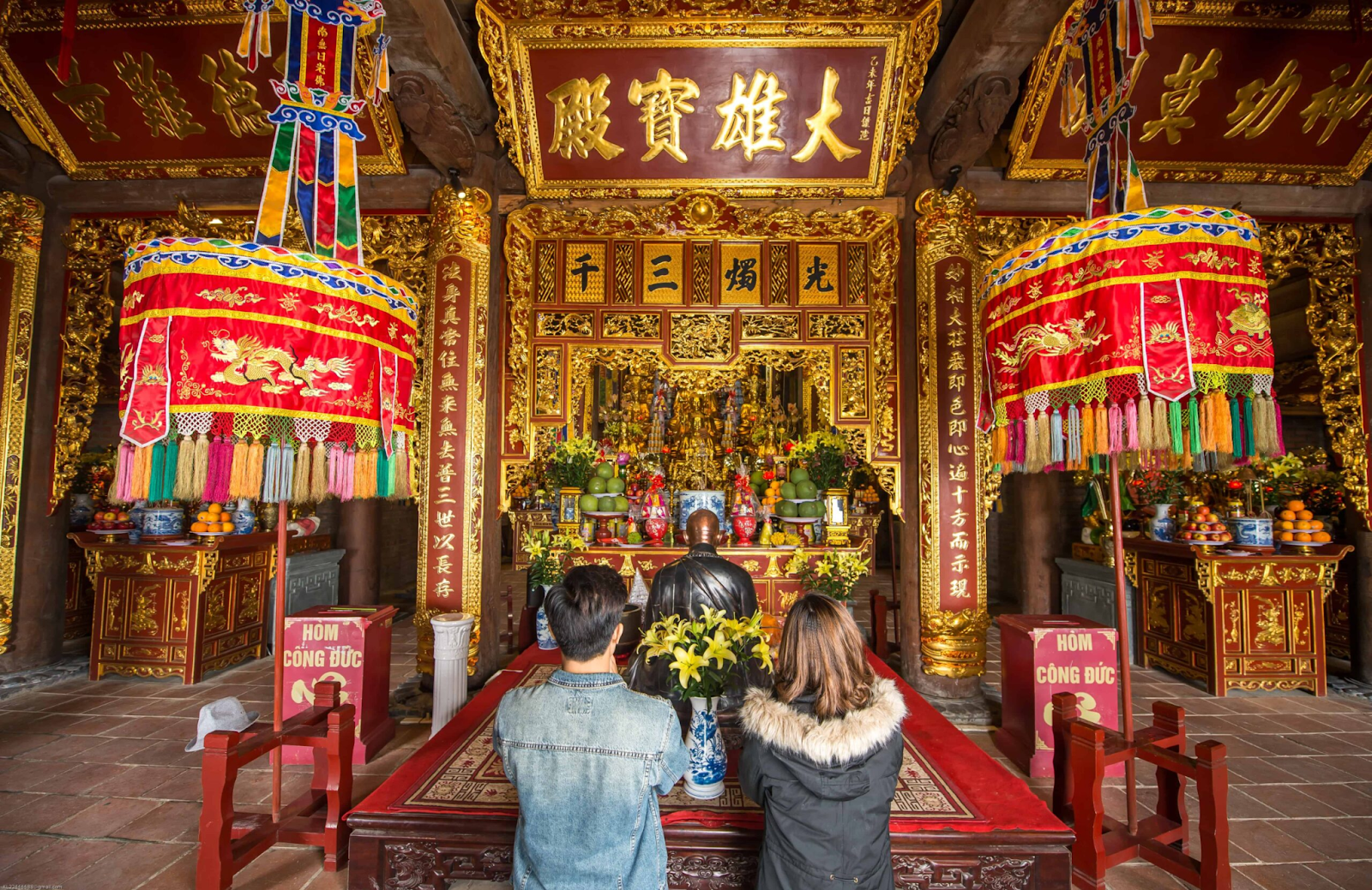 Đôi bạn trẻ cùng nhau chinh phục đỉnh Fansipan và đi lễ tại Bích Vân Thiền Tự 