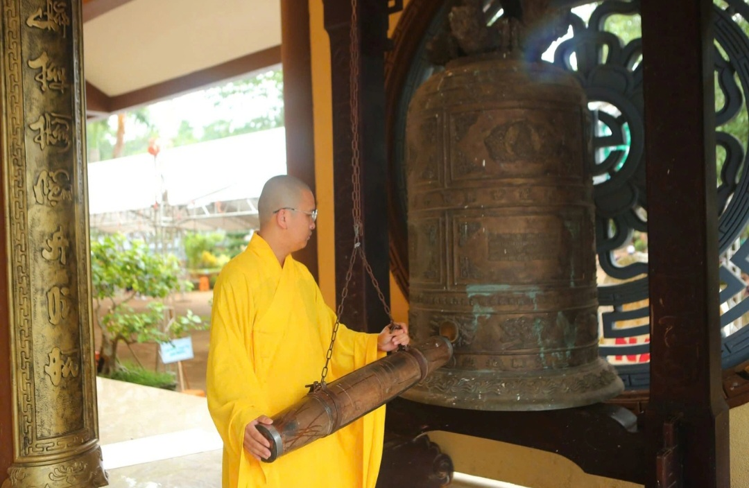 HÌNH ẢNH BÌA BÀI HÁT NGHE TIẾNG CHUÔNG CHÙA VỚI GIAI ĐIỆU THIỀN
