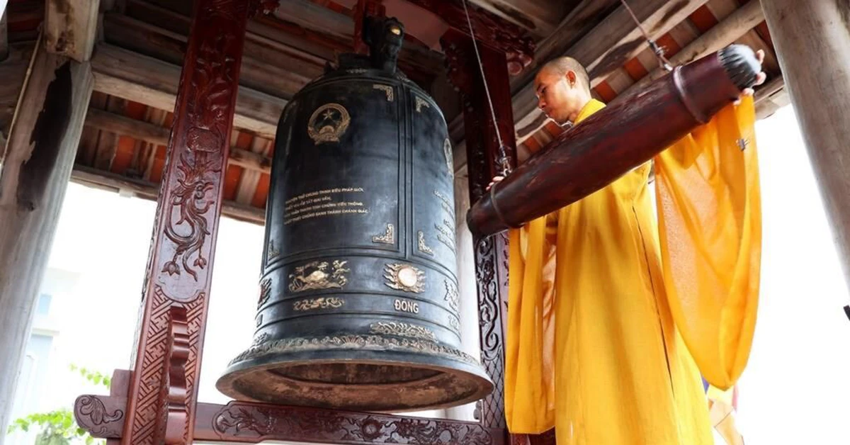 RÚC CHUÔNG CHÙA CẦU MAY LÀ HÀNH ĐỘNG NHIỀU NGƯỜI ÁP DỤNG KHI ĐI LỄ ĐẦU NĂM