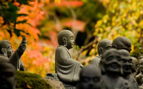 Quả báo nhãn tiền nhấn mạnh rằng mọi suy nghĩ, lời nói, hành động đều tạo ra kết quả tương ứng một cách nhanh chóng và dễ nhận thấy.