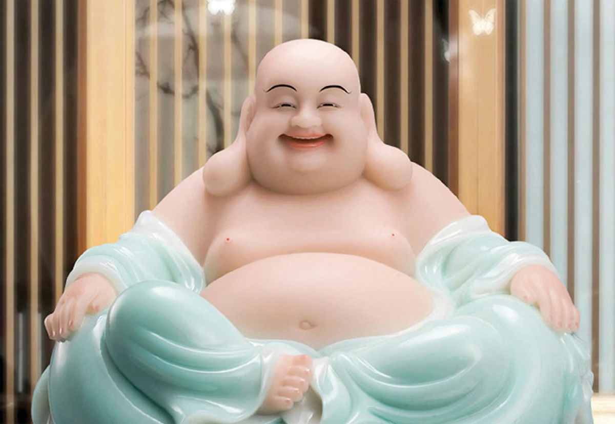 Chọn tượng Phật Di Lặc hợp mệnh giúp tăng cường năng lượng phong thủy cá nhân. 