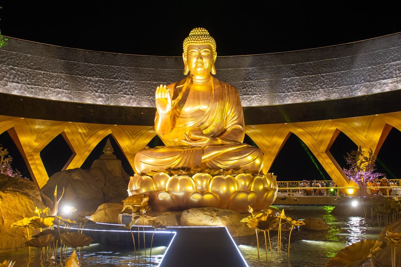 Phật Câu Na Hàm Mâu Ni trên Núi Bà Đen với dáng ngồi kiết già.