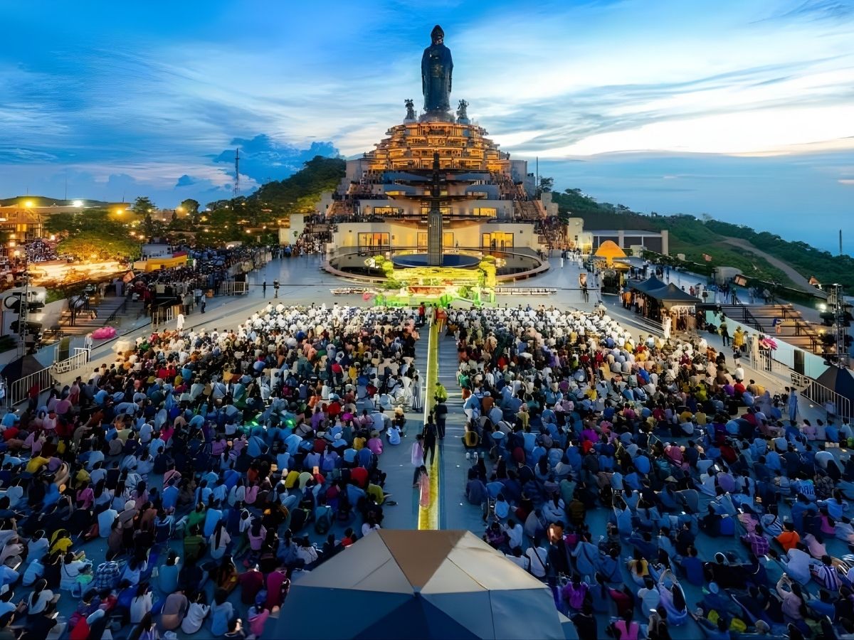 Khám phá Núi Bà Đen Tây Ninh trong chuyến du lịch Tây Ninh vào ngày 8/3.