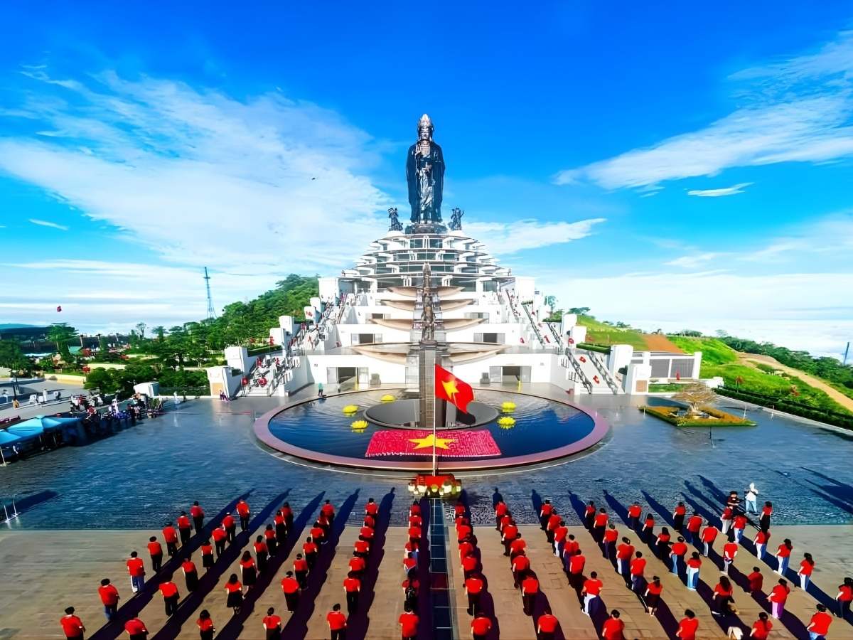 Quảng trường Núi Bà Đen Tây Ninh với khung cảnh hòa hợp với thiên nhiên, tạo trải nghiệm ấn tượng cho du khách. 