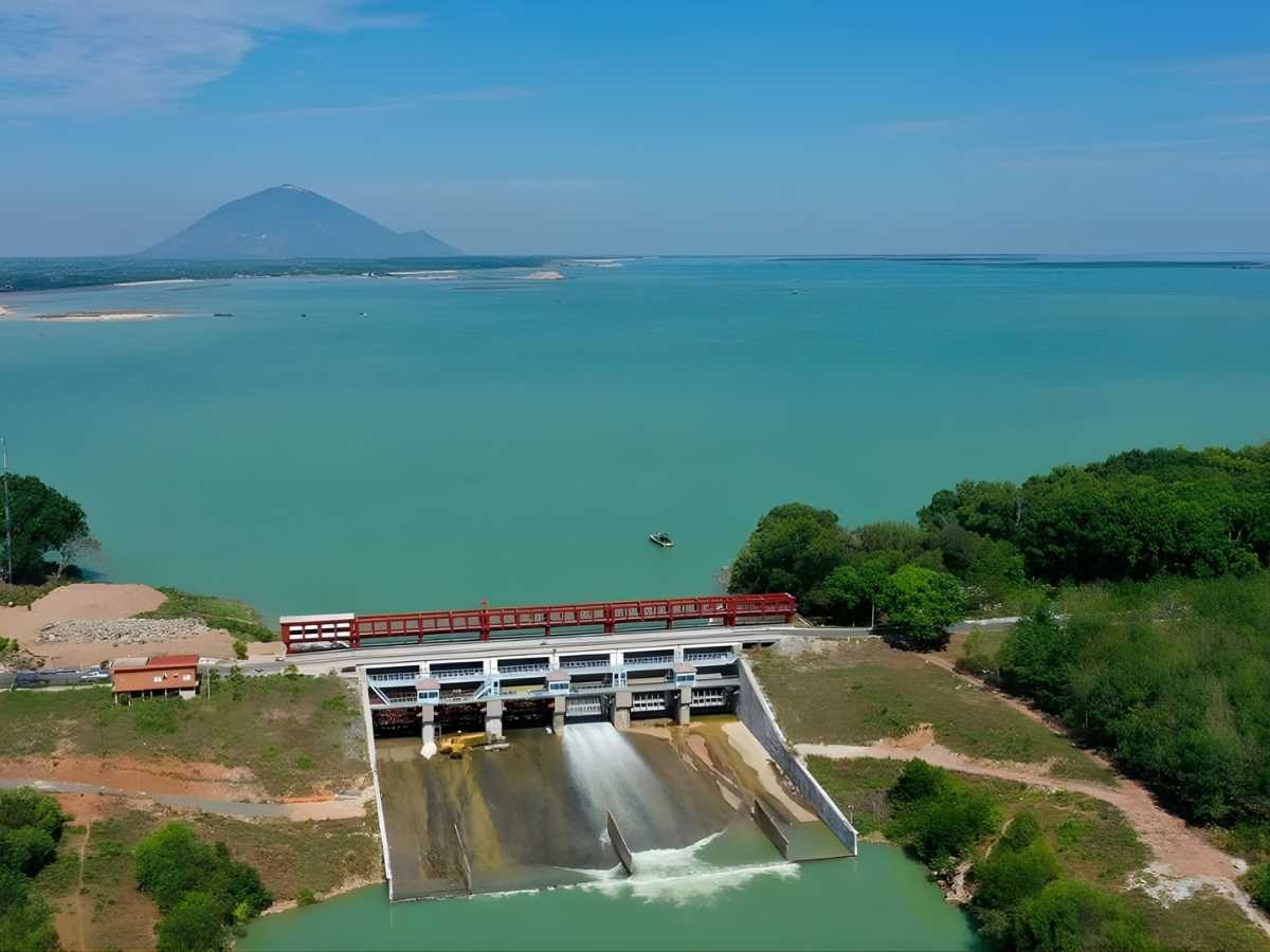 Hồ Dầu Tiếng là khuôn viên hồ nhân tạo rộng lớn tọa lạc tại Tây Ninh. 