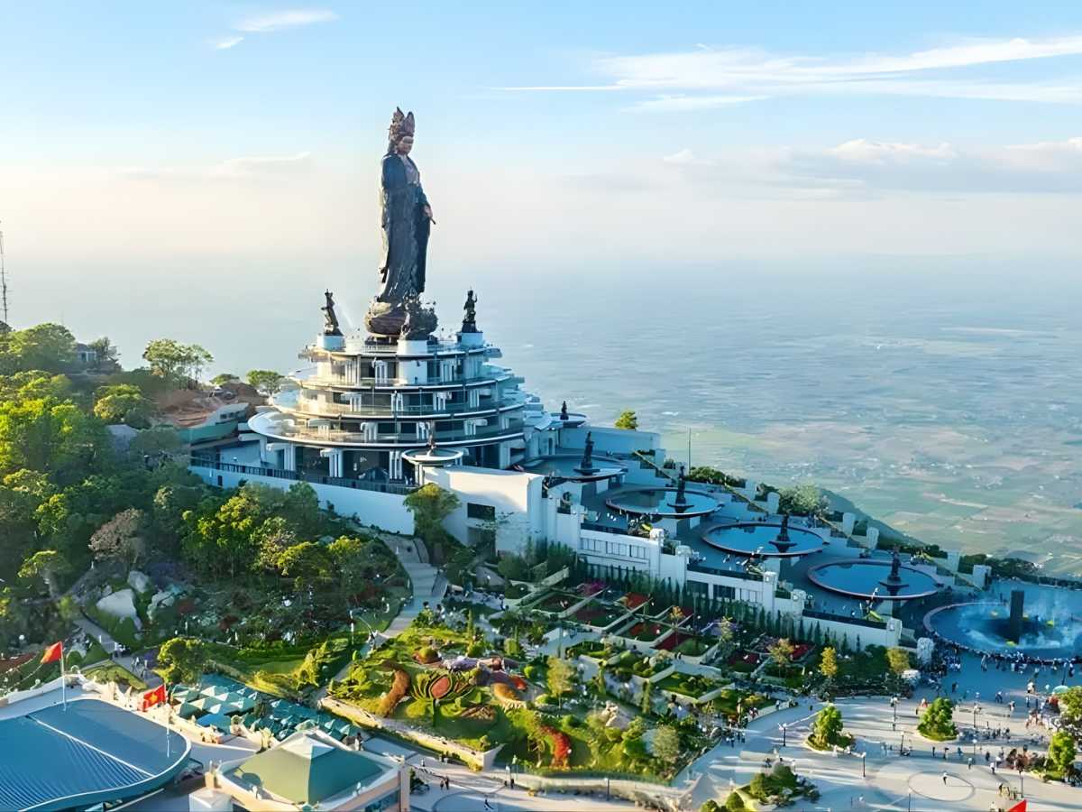 Núi Bà Đen Tây Ninh chính là điểm tâm linh nổi bật ở khu vực Đông Nam Bộ. 