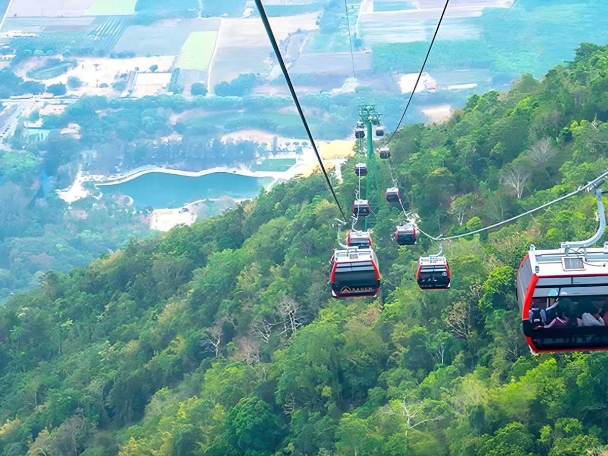 Trải nghiệm cáp treo hiện đại tại Sun World Ba Den Mountain. 