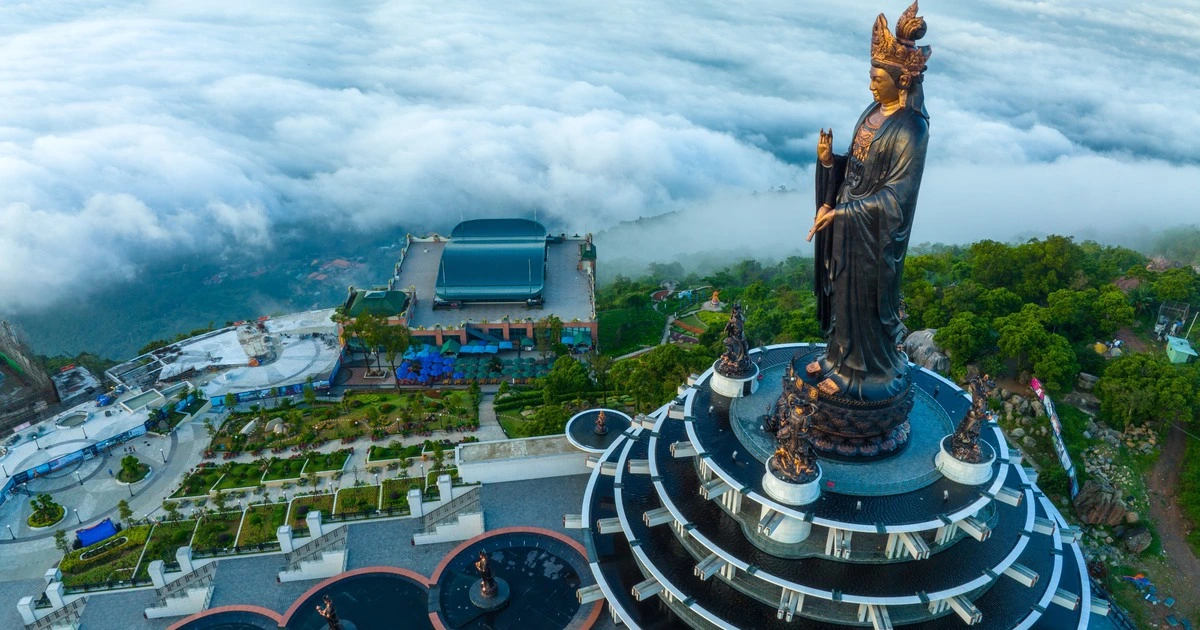 Tượng Phật Tây Bổ Đà Sơn uy nghi trên đỉnh núi Bà 