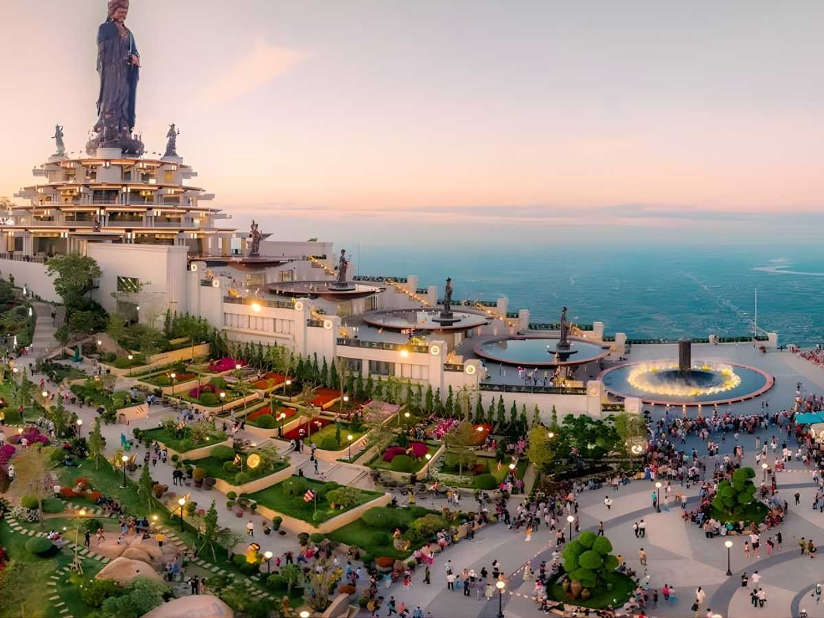 Bắt đầu chuyến khởi hành từ sáng sớm để tham quan Núi Bà Đen Tây Ninh. 