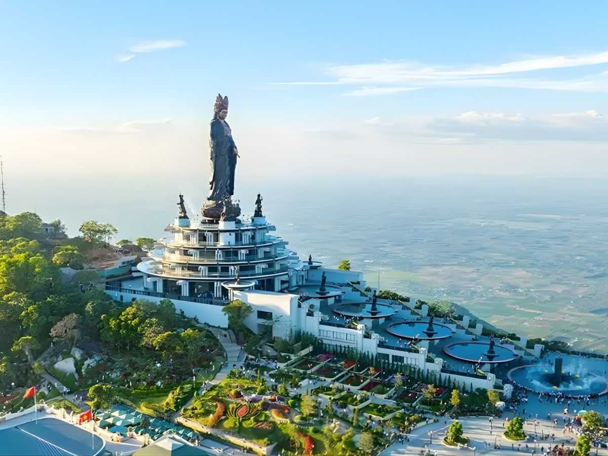Núi Bà Đen Tây Ninh được biết đến là điểm tâm linh nổi tiếng, được nhiều du khách ghé thăm gần đây. 