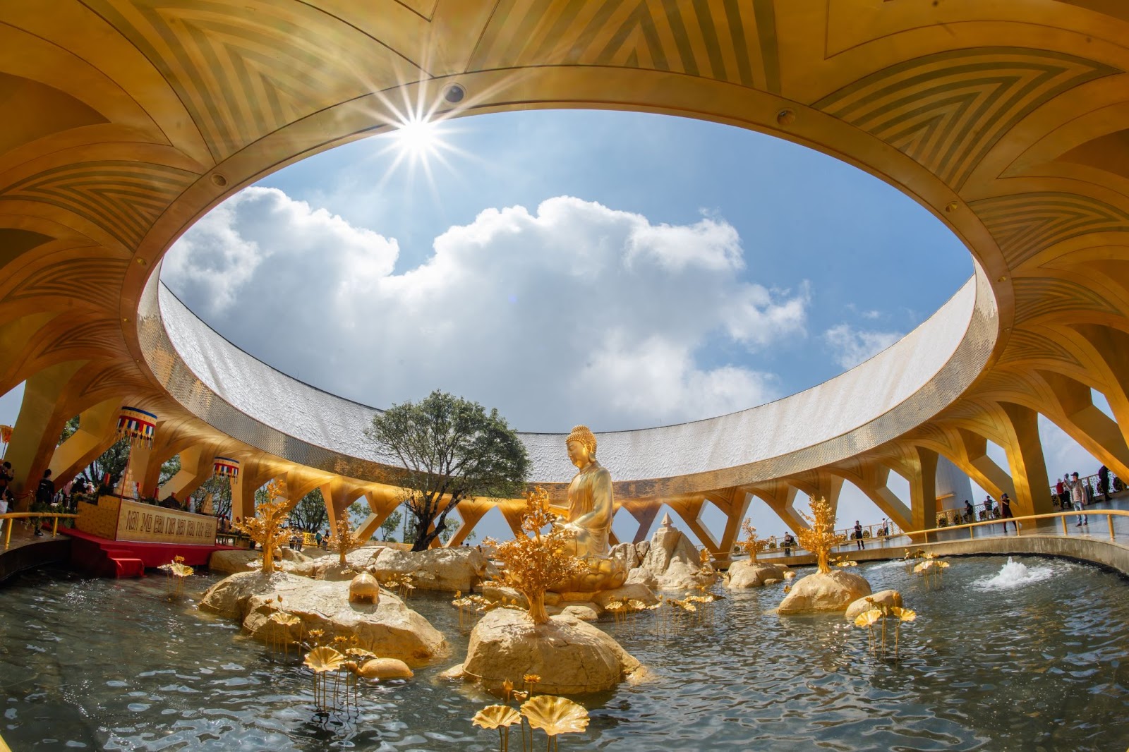 Tượng Phật Câu Na Hàm Mâu Ni được an vị ở vị trí cao nhất đỉnh Bà Đen