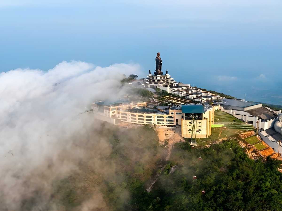 Tham quan Núi Bà Đen Tây Ninh vào khoảng sáng sớm trong khung giờ từ 7 giờ đến 10 giờ. 