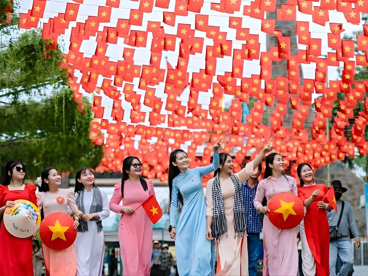 Lựa chọn trang phục lịch sự, thoải mái để phù hợp với không gian văn hóa tâm linh và đặc tính di chuyển ngoài trời liên tục.