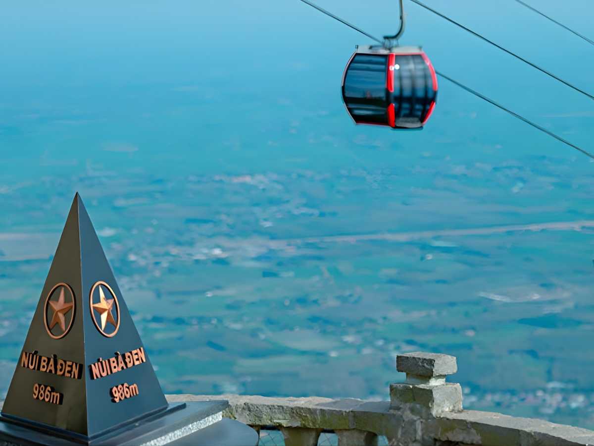 Du khách lưu ý nên đặt vé cáp treo tham quan trước để không phải mất thời gian chờ đợi tại ga. 