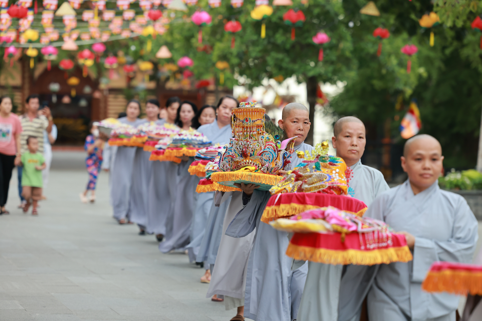 Không gian chiêm bái linh thiêng thanh tịnh đầu xuân.