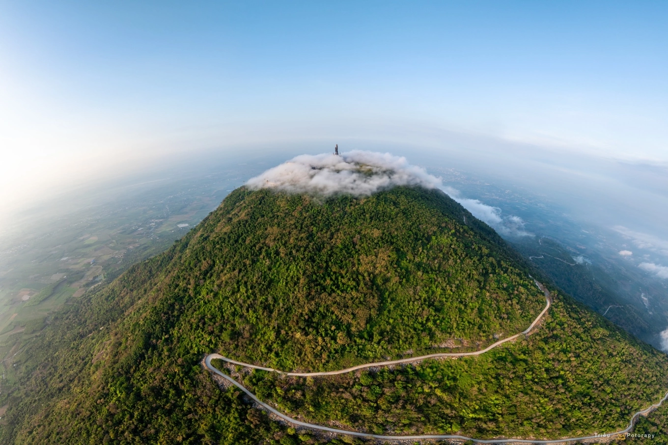 Núi Bà Đen cao 986m – Nóc nhà Nam Bộ hùng vĩ. 