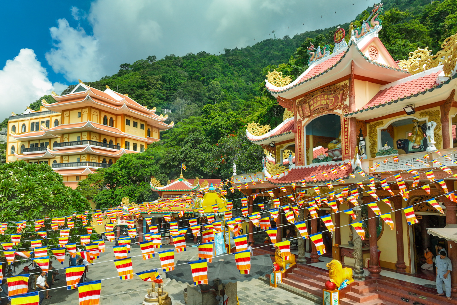 Không gian cổ kính gắn liền truyền thuyết Thiên Hương. 