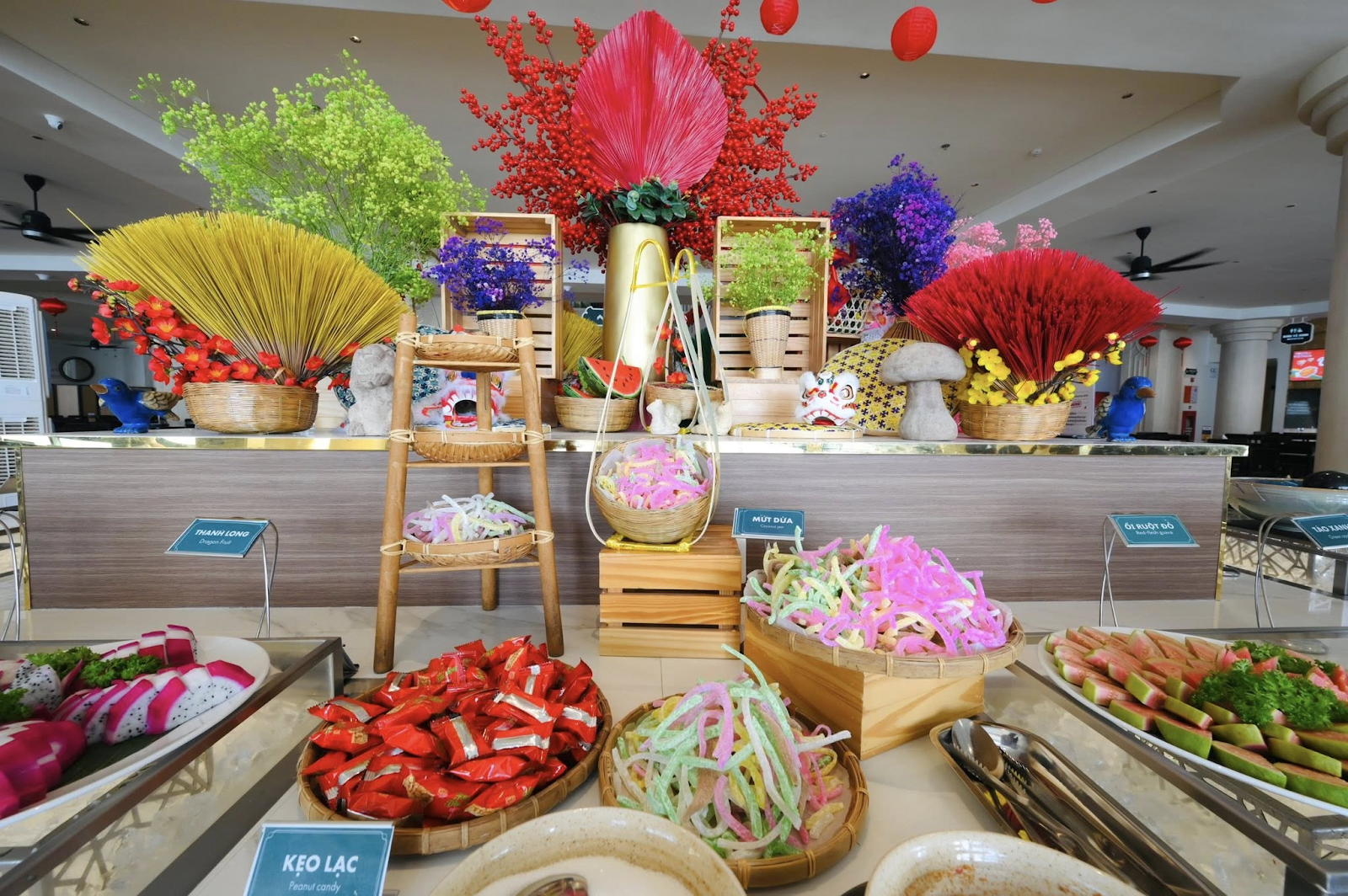 Buffet đa dạng các món ăn quen thuộc ngày Tết. 