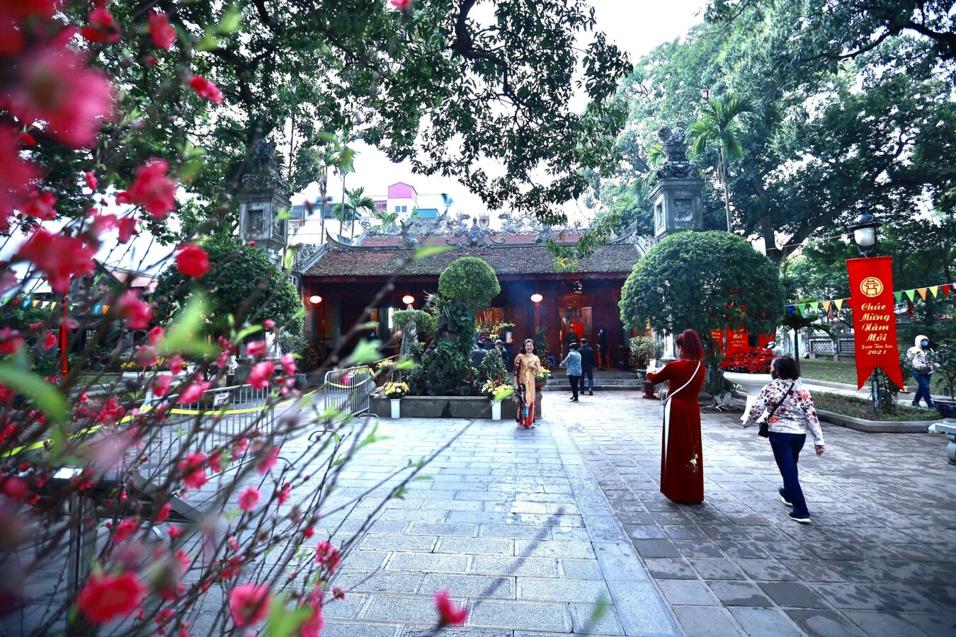 Phong tục xuất hành đầu năm mở lối cho vận khí mới. 