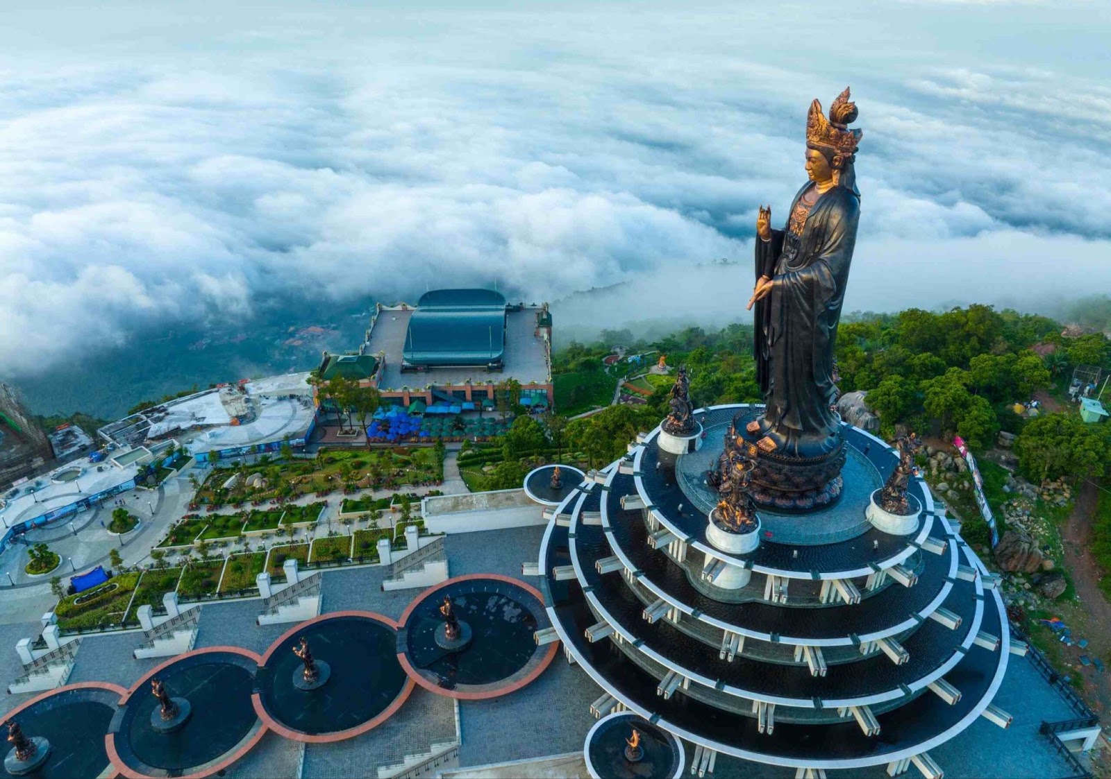 Tượng Phật Bà Tây Bổ Đà Sơn trên đỉnh núi Bà Đen cao 72m uy nghiêm. 