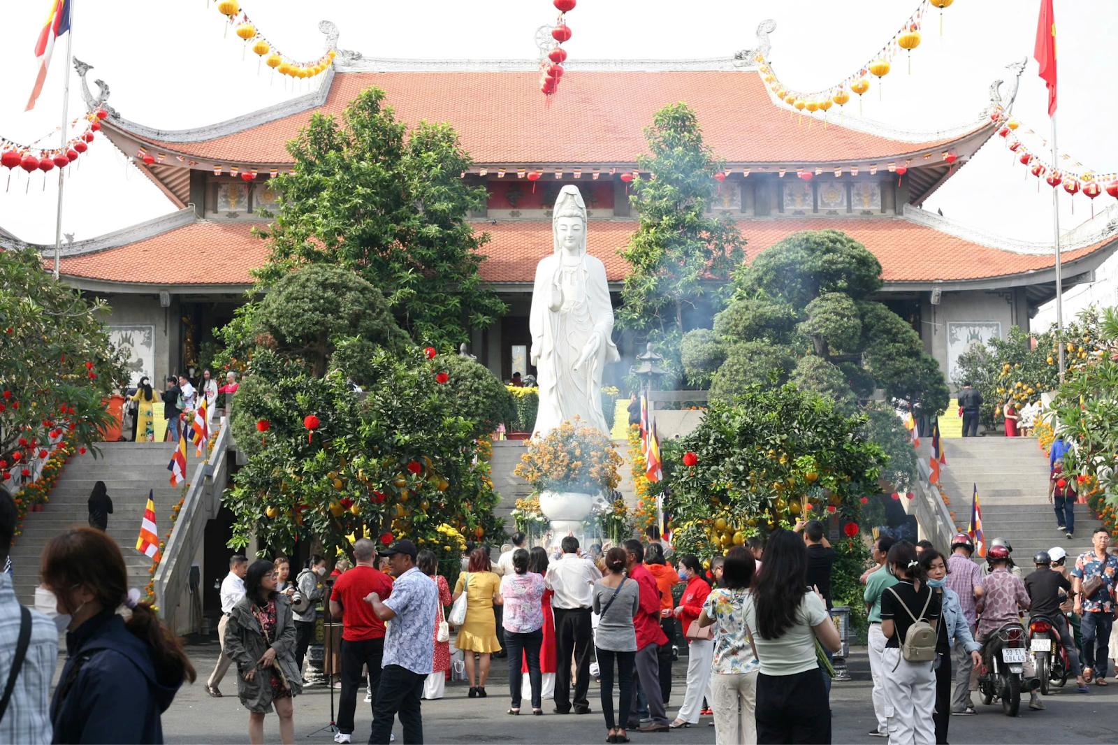 Đi chùa đầu năm là nét đẹp truyền thống lâu đời. 