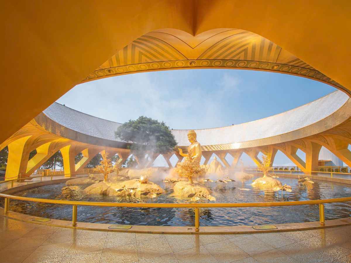 Tôn tượng Phật Câu Na Hàm Mâu Ni mạ nhũ vàng 24k tại không gian Vườn Ưu Đàm. 