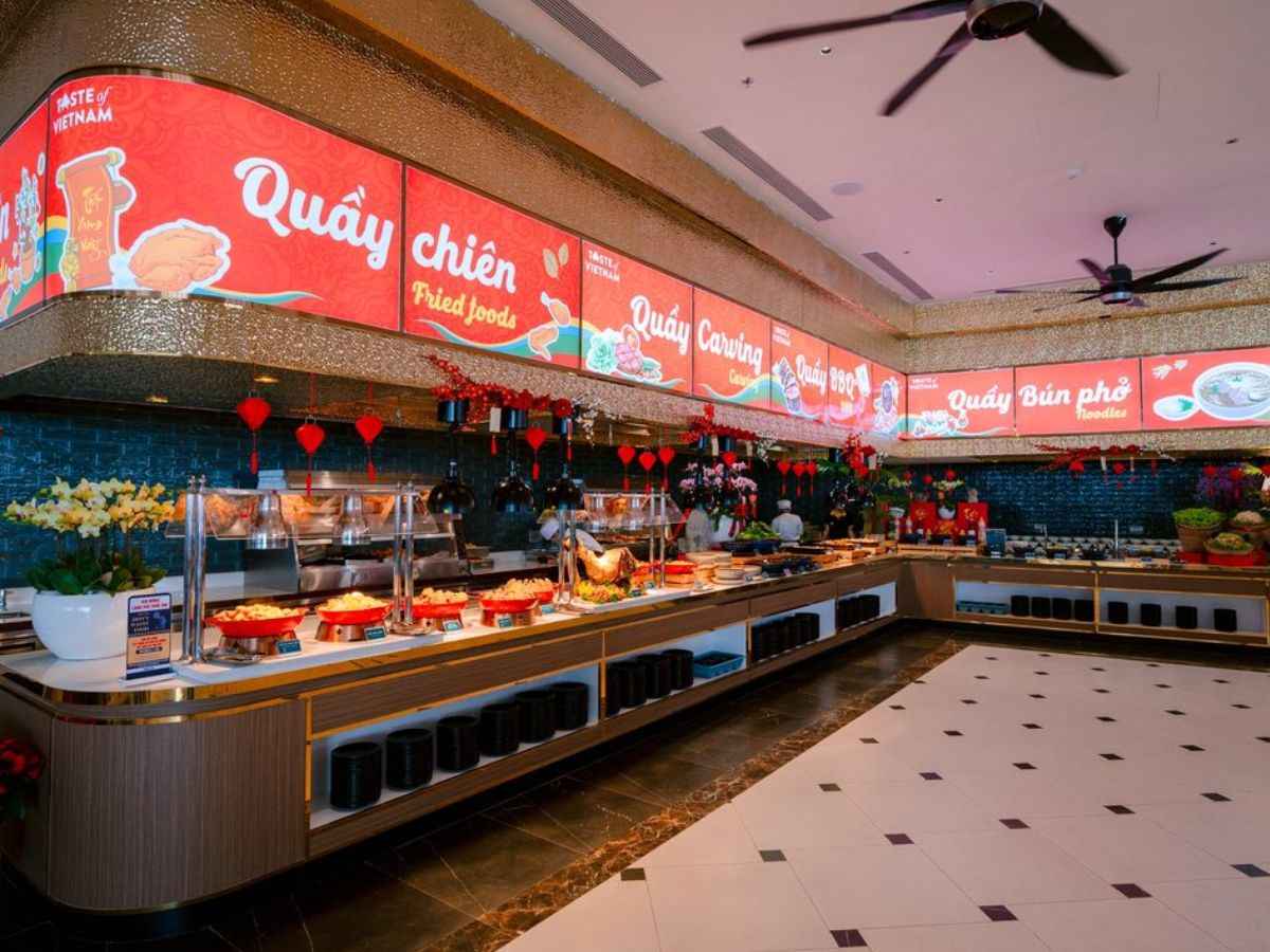Thưởng thức các món ăn đa dạng tại nhà hàng buffet Vân Sơn khi đăng ký combo buffet núi Bà Đen. 