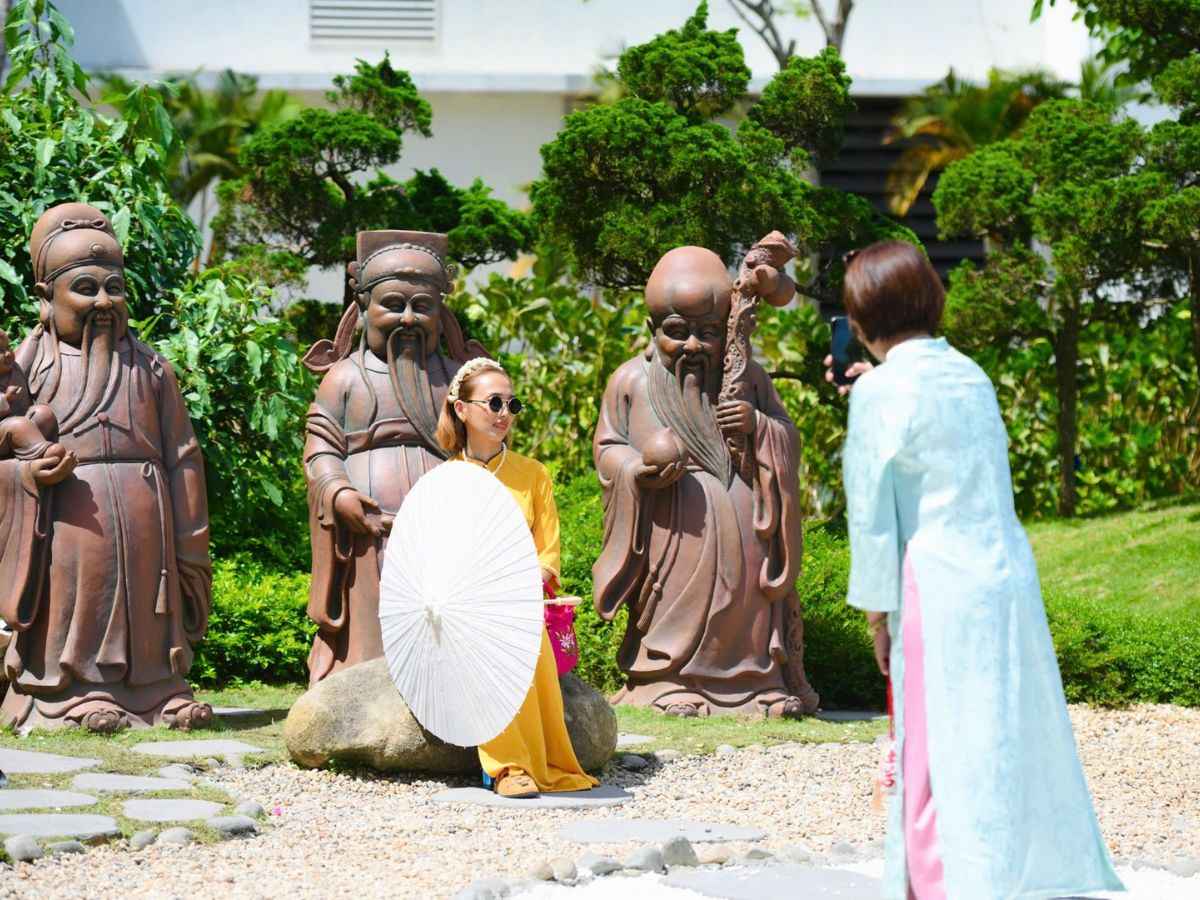Du khách tạo dáng check in bên cạnh cách công trình tâm lỉnh tại khu vườn trên đỉnh núi Bà Đen.