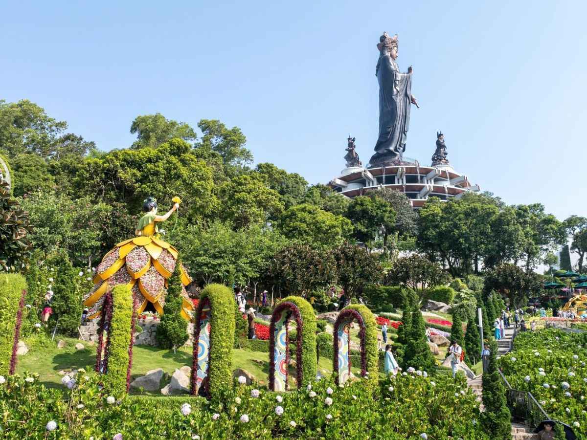 Khu vườn hoa rực rỡ dưới chân tượng Phật Bà tại Sun World Ba Den Mountain. 