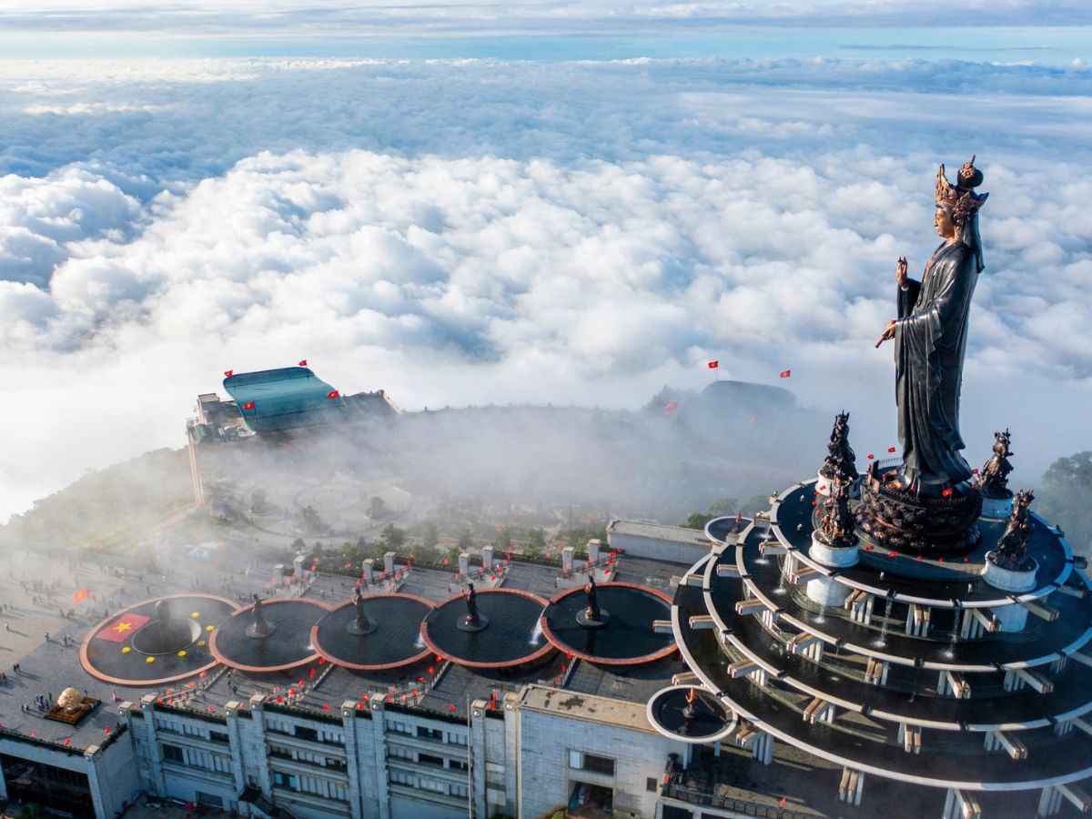 Tượng Phật Bà Tây Bổ Đà Sơn giữa biển mây bồng bềnh.