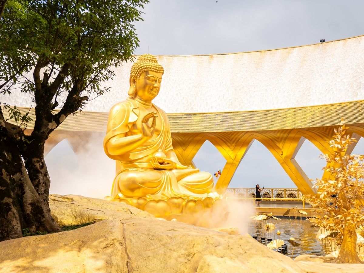 Tôn tượng Phật Câu Na Hàm Mâu Ni cao hơn 7m tại Vườn Ưu Đàm. 