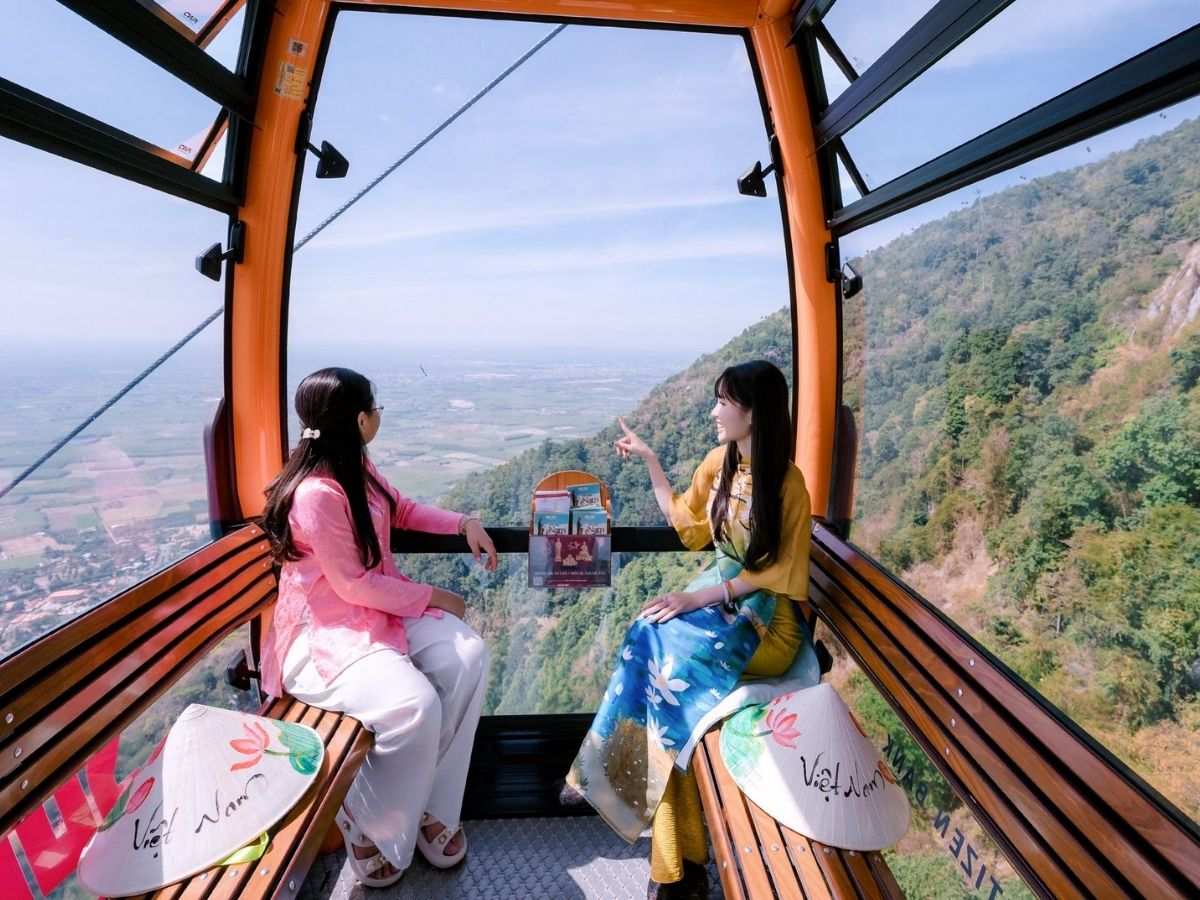 Du khách ngồi cáp treo ngắm cảnh núi Bà Đen từ trên cao.