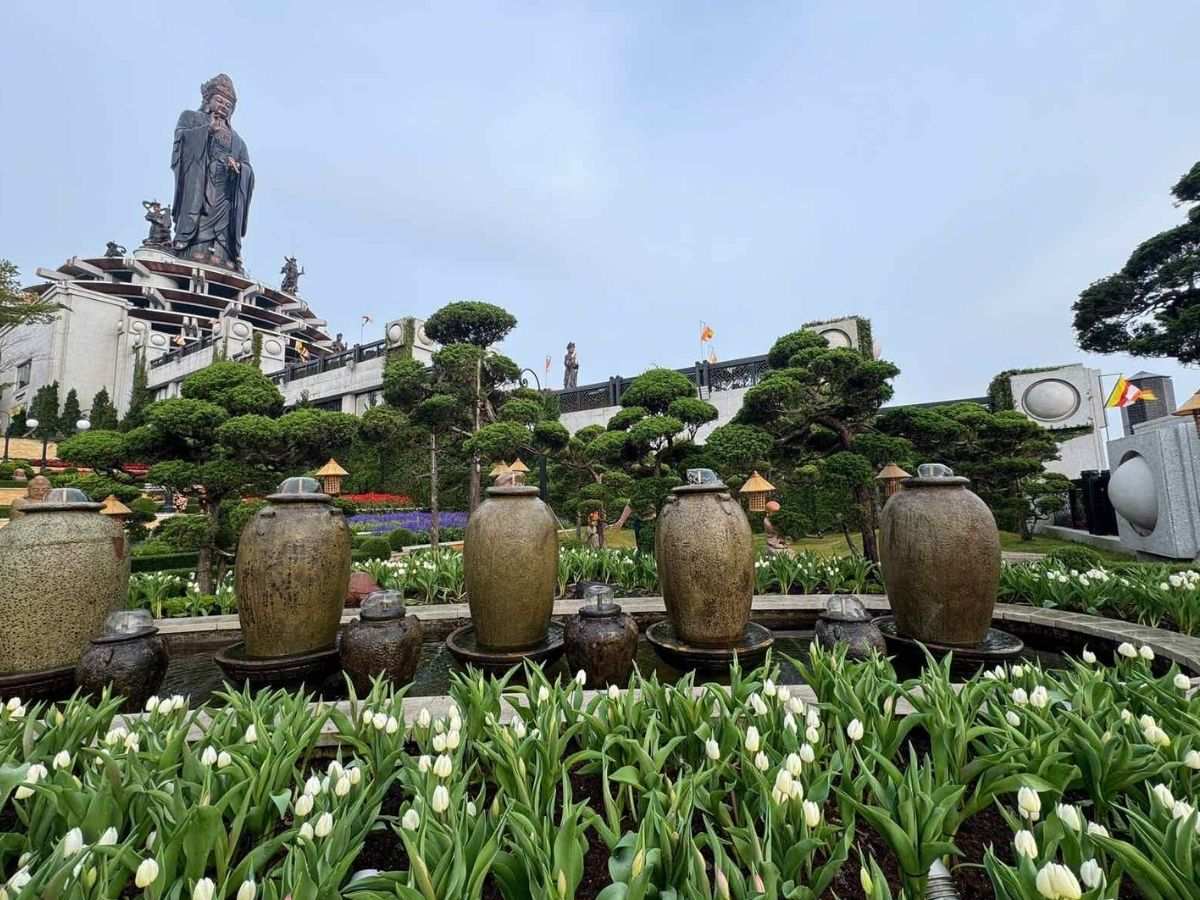 Vườn cây cảnh xanh mát dưới chân tượng Phật Bà tại núi Bà Đen.