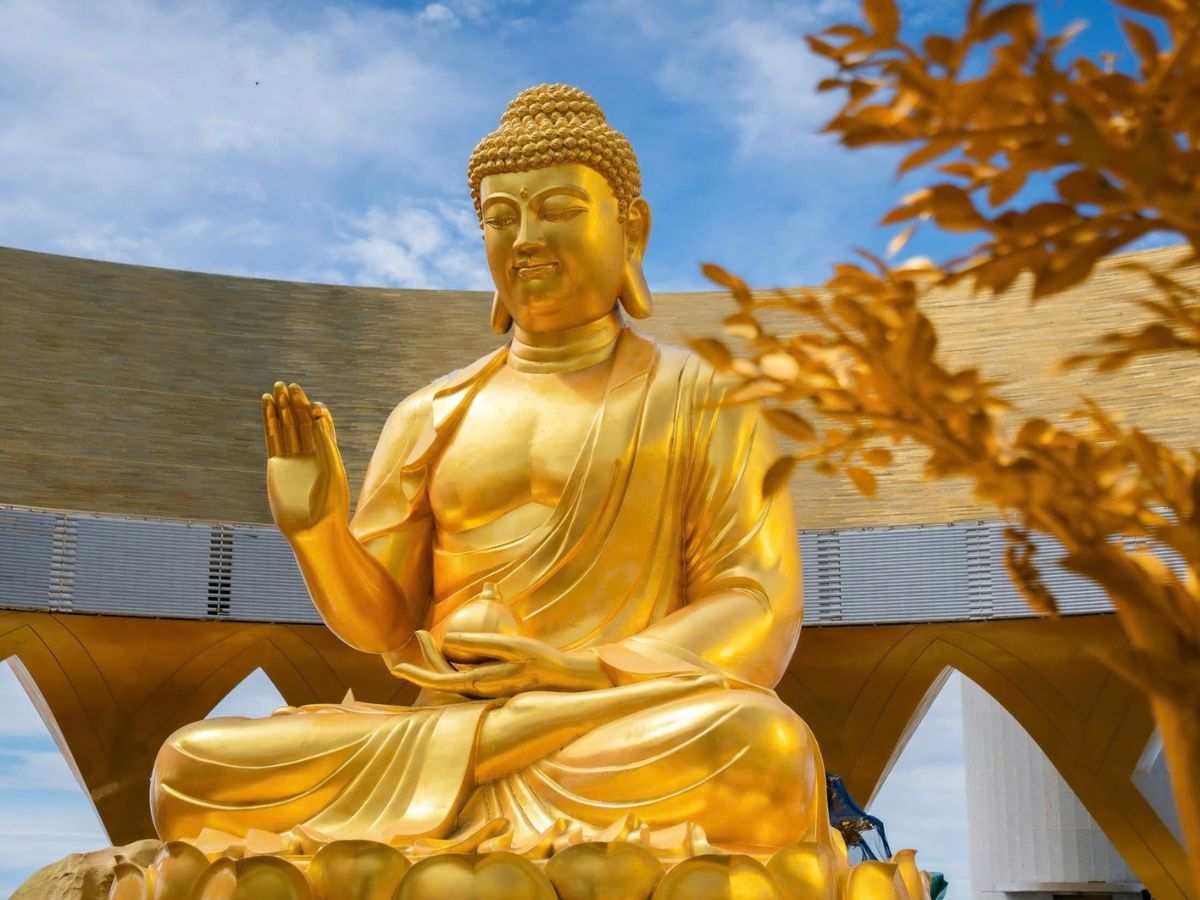 Tôn tượng Phật Câu Na Hàm Mâu Ni cao hơn 7m được mạ nhũ vàng 24k trên đỉnh núi.