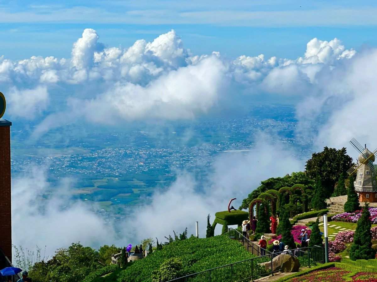 Những đám mây nhẹ trôi qua núi Bà Đen tạo nên khung cảnh huyền ảo đầy thơ mộng.