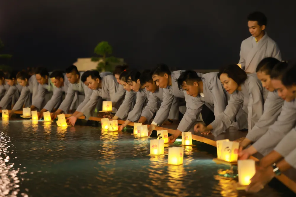 Du khách nên lựa chọn trang phục lịch sự khi tham dự Lễ Phật Đản